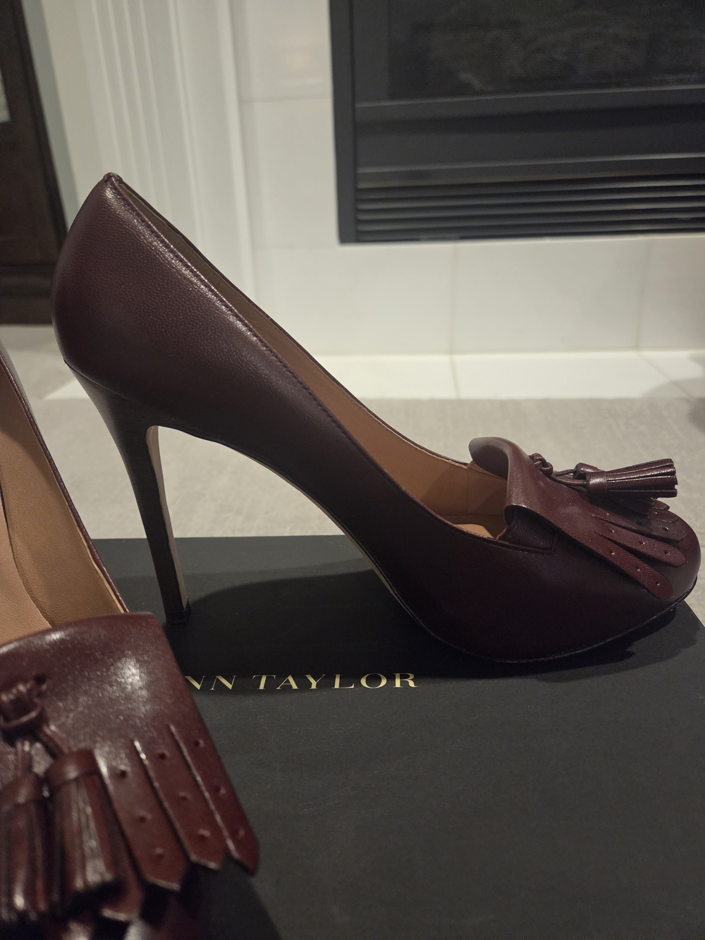 Ann TAYLOR Burgundy Tassel High Heel Pumps